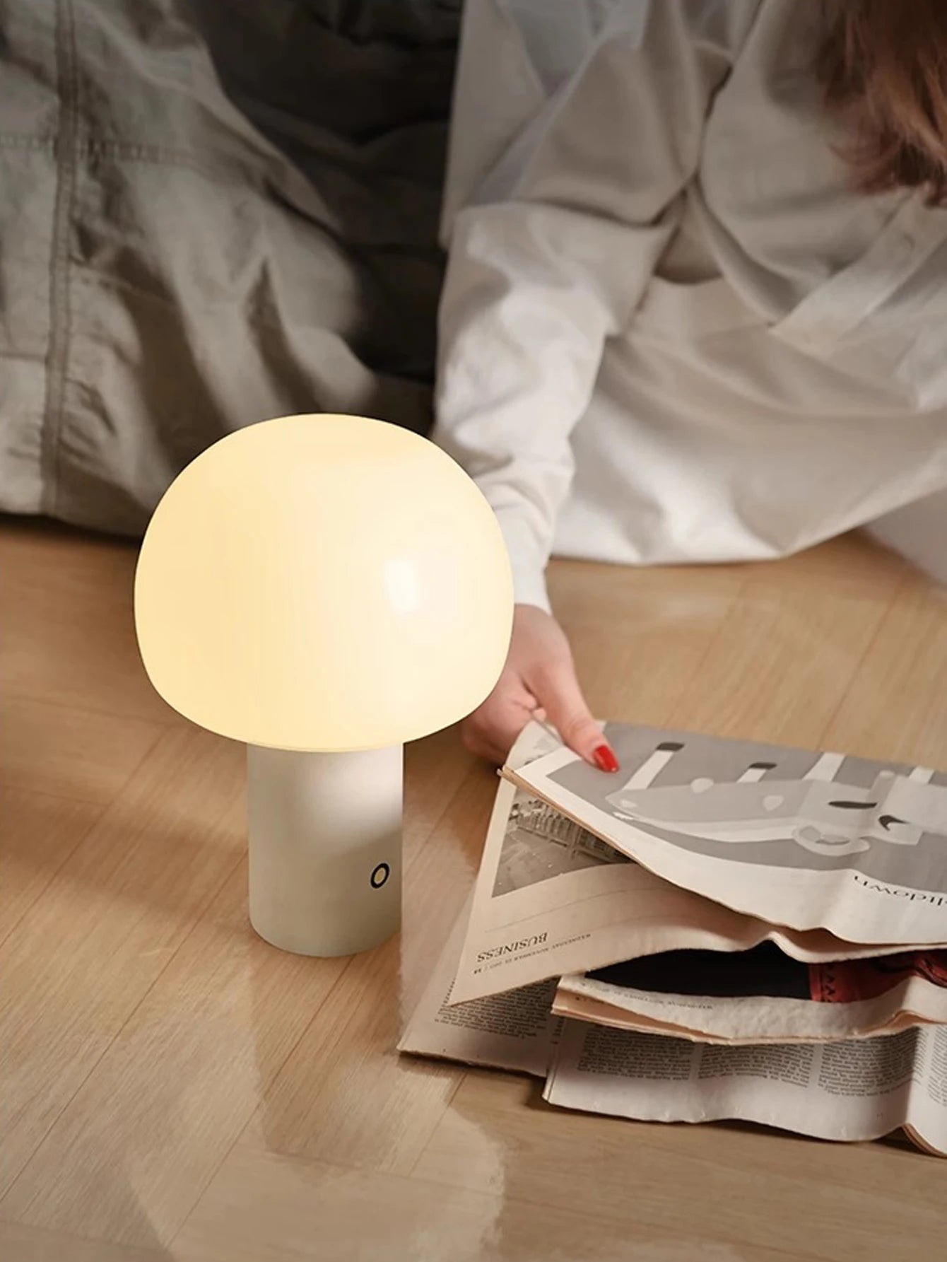 Lampe champignon blanche LED allumee ambiance chaleureuse salon chambre design scandinave moderne minimaliste