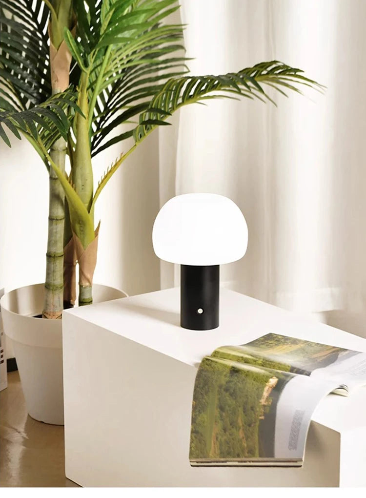 Lampe champignon noire LED allumee ambiance chaleureuse salon chambre design scandinave moderne minimaliste