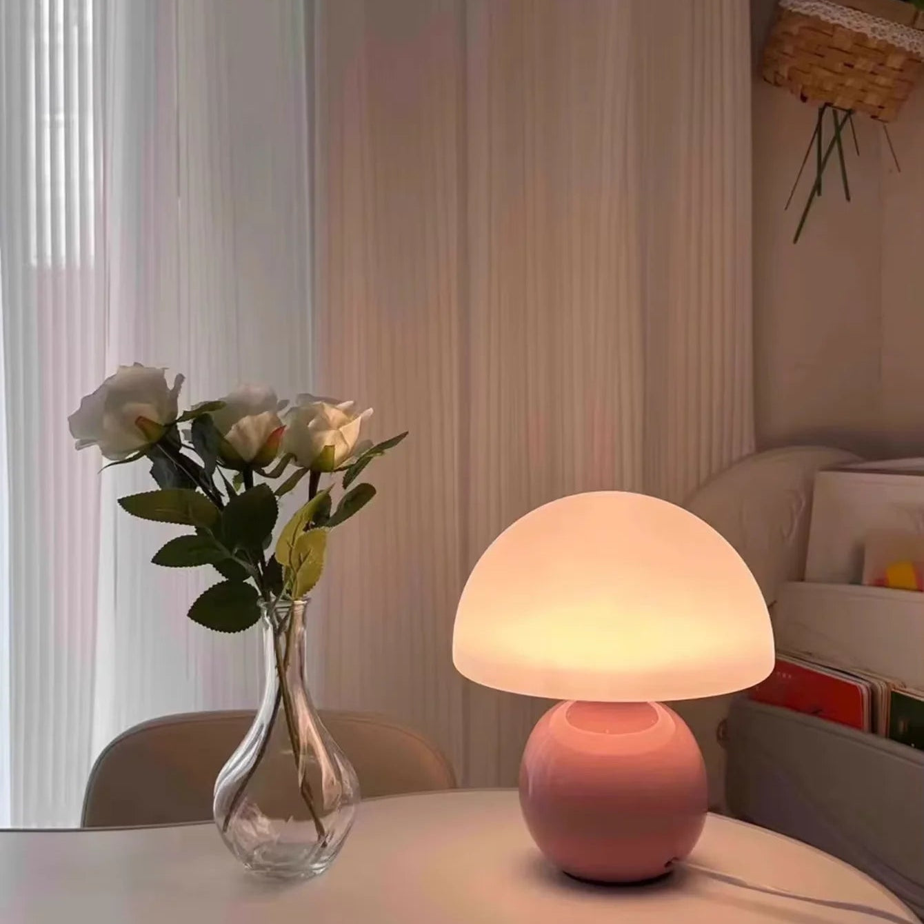 Lampe champignon rose LED allumee ambiance chaleureuse salon chambre design scandinave moderne minimaliste