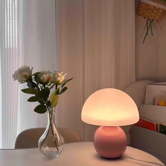 Lampe champignon rose LED allumee ambiance chaleureuse salon chambre design scandinave moderne minimaliste