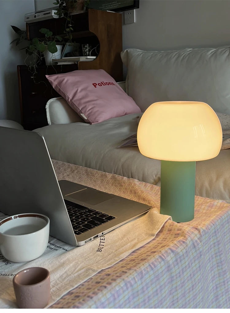 Lampe champignon verte LED allumee ambiance chaleureuse salon bureau design scandinave moderne minimaliste pied vert