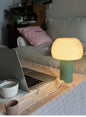 Lampe champignon verte LED allumee ambiance chaleureuse salon bureau design scandinave moderne minimaliste pied vert